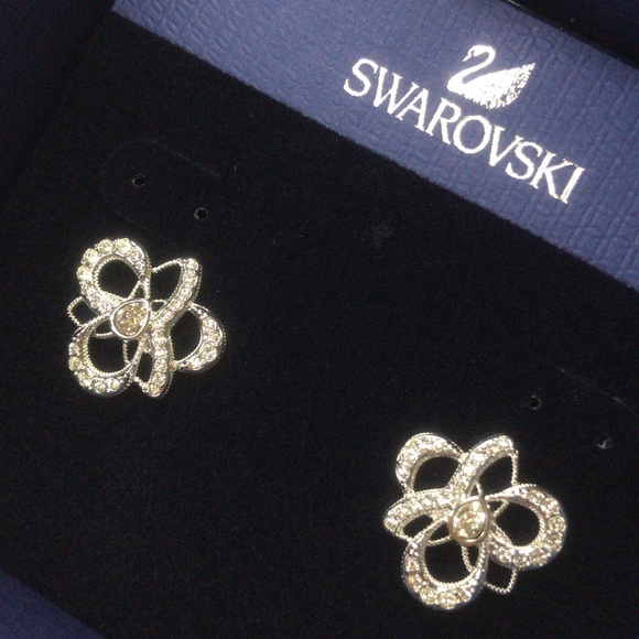 New in box Authentic Swarovski earrings crystal - Picture 3 of 3